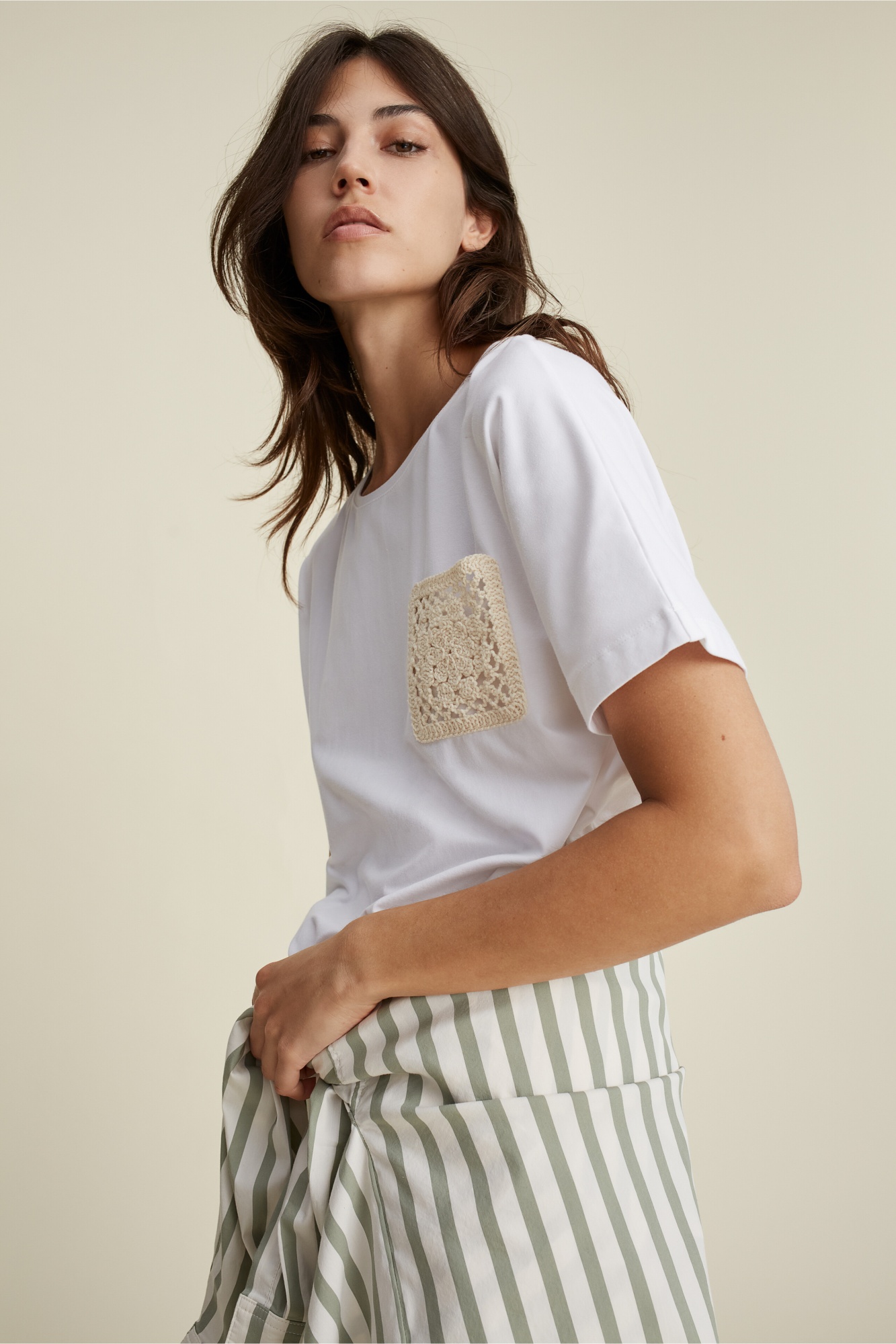 ФУТБОЛКА OUI белая с декоративным карманом и ажурной вязаной отделкой